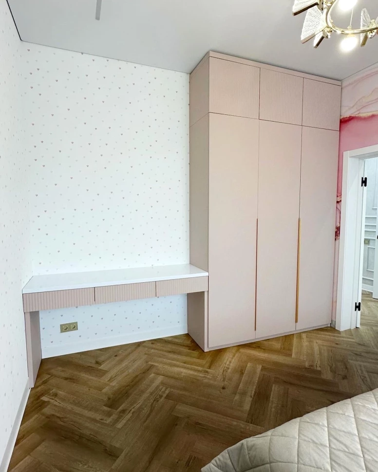 Детская с розовыми фасадами